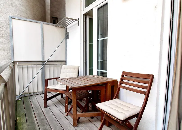 Urban Oasis In Neubau With Cozy Fireplace Apartmán