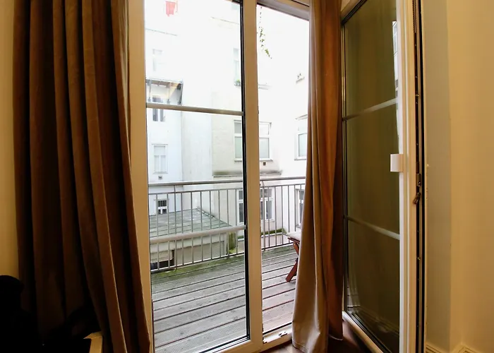 Urban Oasis In Neubau With Cozy Fireplace Apartmán