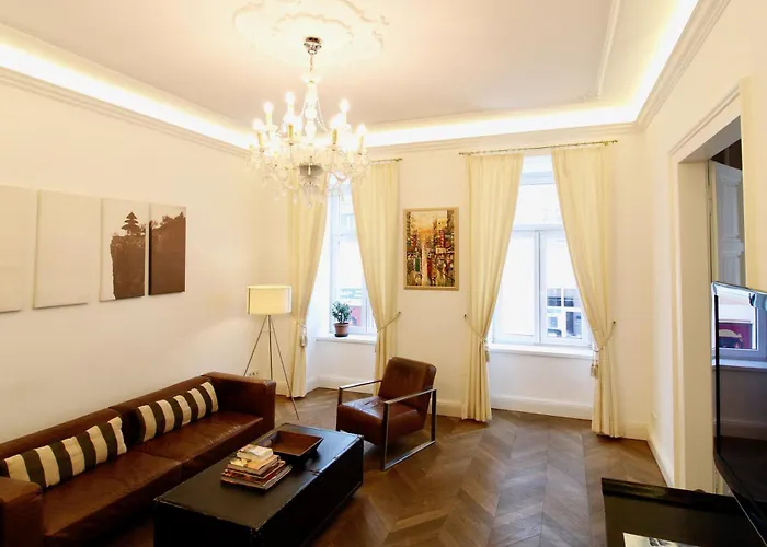 Urban Oasis In Neubau With Cozy Fireplace *